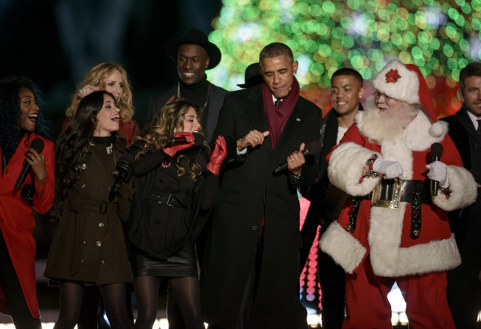  Tổng thống Mỹ Barack Obama cùng các nghệ sỹ biểu diễn trong buổi lễ mừng Giáng sinh ở Washington DC, Mỹ. (Ảnh: AFP/ TTXVN)