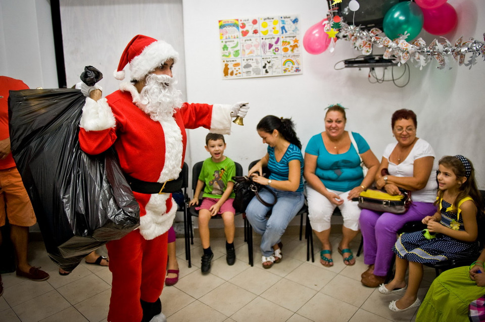 Ông già Noel phát quà tại bữa tiệc sinh nhật ở La Habana, Cuba. (Ảnh: AFP/TTXVN)