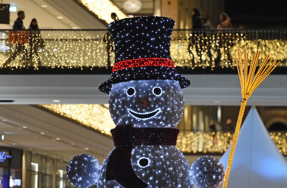 Một trung tâm mua sắm ở Berlin (Đức) được trang hoàng rực rỡ nhằm thu hút khách hàng tới mua sắm trong dịp Giáng Sinh. (Ảnh: AFP/TTXVN)