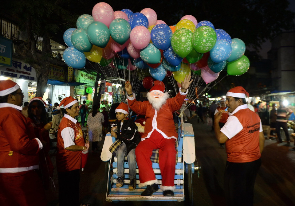 Ông già Noel diễu hành trên các đường phố ở Mumbai, Ấn Độ. (Ảnh: AFP/TTXVN)
