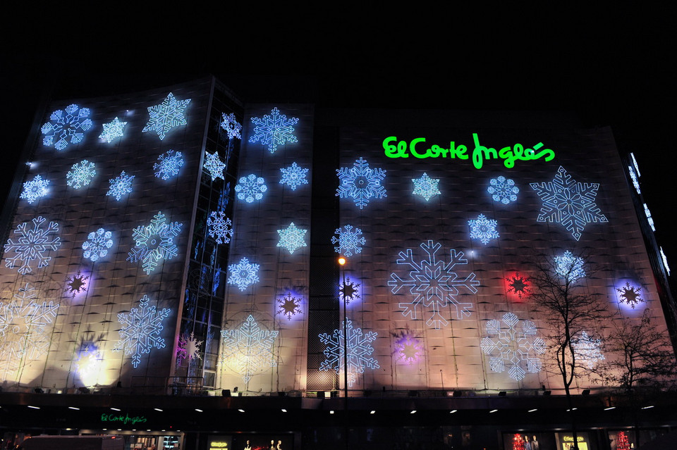  Quang cảnh đường phố Madrid, Tây Ban Nha được trang hoàng rực rỡ chuẩn bị đón Giáng sinh. (Ảnh: THX/TTXVN)