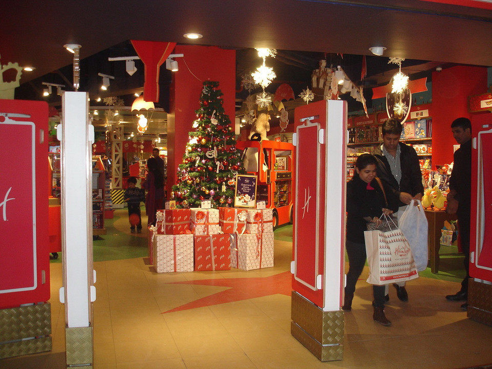 Cửa hiệu và khu chợ ở Ấn Độ đều được trang trí đậm màu sắc mùa Giáng sinh của châu Âu. (Ảnh: Minh Lý/TTXVN)