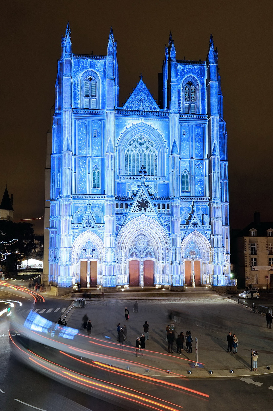 Nhà thờ của thành phố Nantes, miền tây nước Pháp được thắp sáng để chào đón Lễ Giáng sinh. (Ảnh: AFP/TTXVN)