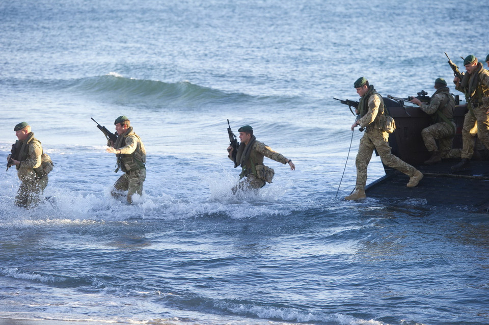 Binh sĩ Anh rèn luyện bài tập đổ bộ lên bãi Đông ngày 9/12. (Ảnh: AFP/ TTXVN)