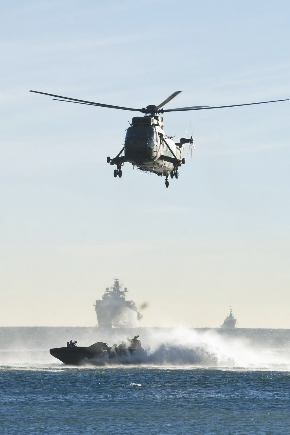 Các lực lượng Anh tham gia tập trận đổ bộ ngoài khơi bãi Đông ngày 9/12. (Ảnh: AFP/ TTXVN)