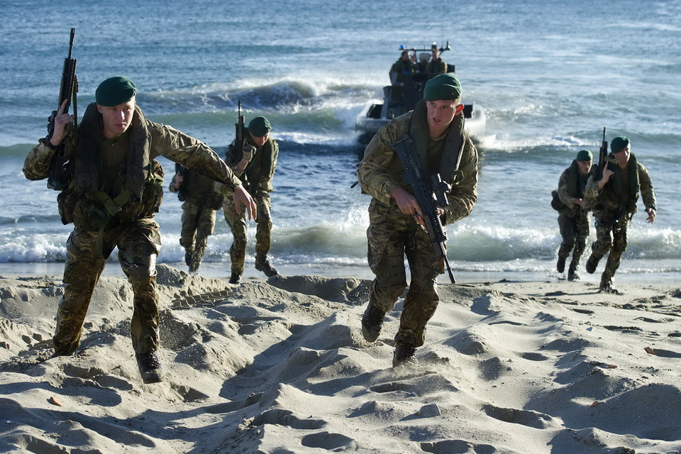 Binh sĩ Anh rèn luyện bài tập đổ bộ lên bãi Đông ngày 9/12. (Ảnh: AFP/ TTXVN)