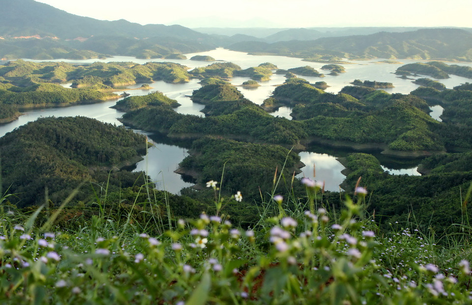 Những hòn đảo lớn, nhỏ trong khu bảo tồn thiên nhiên Tà Đùng tạo nên vẻ đẹp kỳ vĩ giữa núi rừng Tây Nguyên. (Ảnh: Dương Giang/TTXVN)