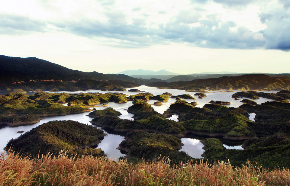 Khu bảo tồn thiên nhiên Tà Đùng nằm giữa tỉnh Đắk Nông và cao nguyên Di Linh (Lâm Đồng). (Ảnh: Dương Giang/TTXVN)
