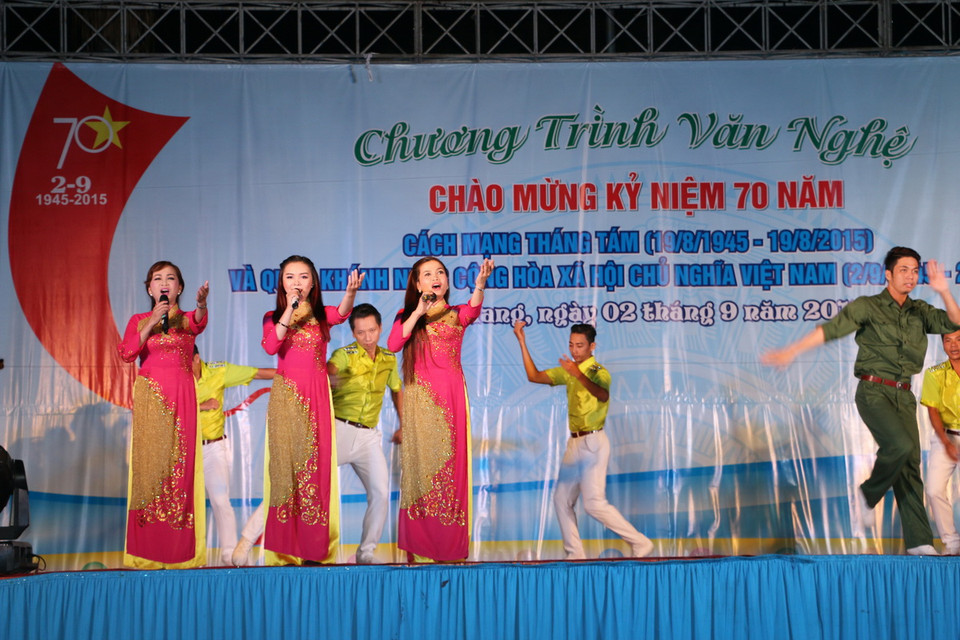  Biểu diễn văn nghệ Chào mừng 70 năm cách mạng tháng Tám và quốc khánh 2/9 tại Thành phố Long Xuyên, tỉnh An Giang. (Ảnh: Vương Thoại Trung/TTXVN)