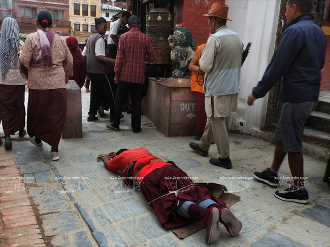 Lạy Phật theo kiểu Phật giáo Tây Tạng quanh bảo tháp Boudhanat. (Nguồn: Báo ảnh Việt Nam)