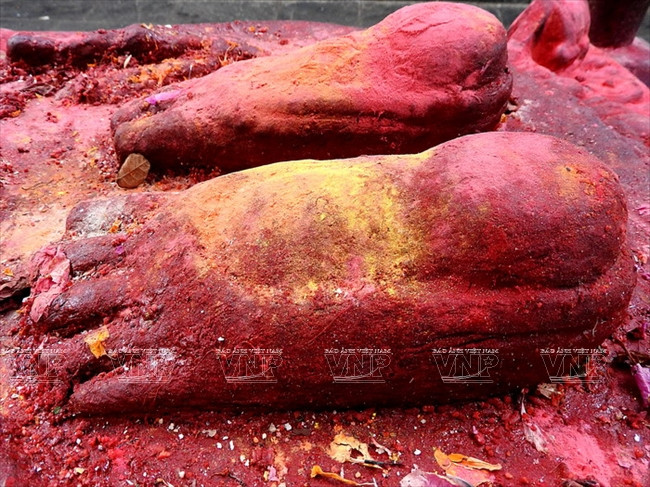 Dấu ấn đôi bàn chân của Đức Phật Liên Hoa, một nhân vật lịch sử ở thế kỷ thứ tám trong hang động Lang-Le-Sho. (Nguồn: Báo ảnh Việt Nam)