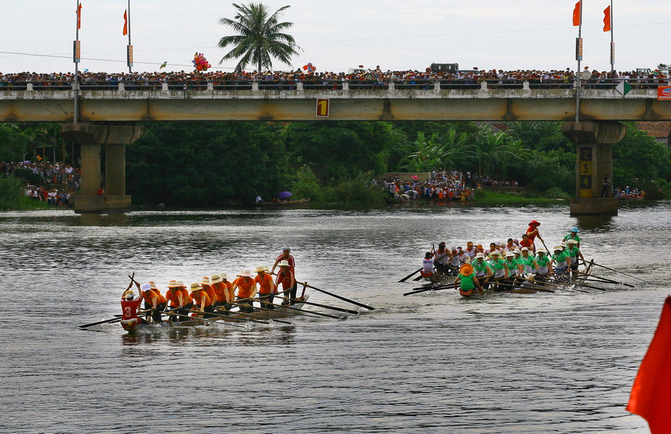  Lễ hội đua thuyền truyền thống trên sông Kiến Giang (Lệ Thủy, Quảng Bình). (Ảnh: Hồ Cầu/TTXVN)