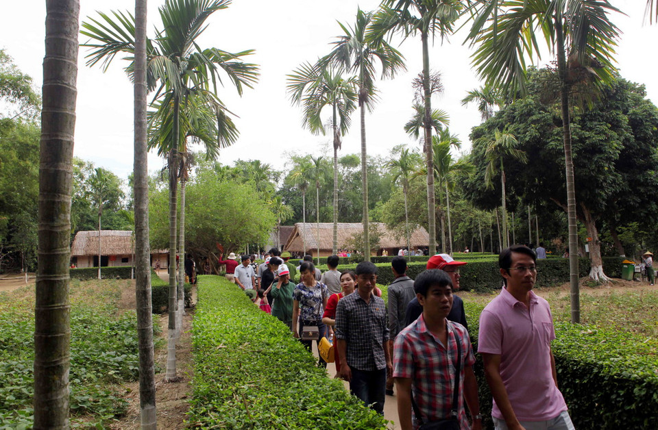 Nhân dân thăm quê ngoại của Bác Hồ (Nghệ An) trong ngày vui 70 năm Quốc khánh. (Ảnh: Thanh Tùng/TTXVN)