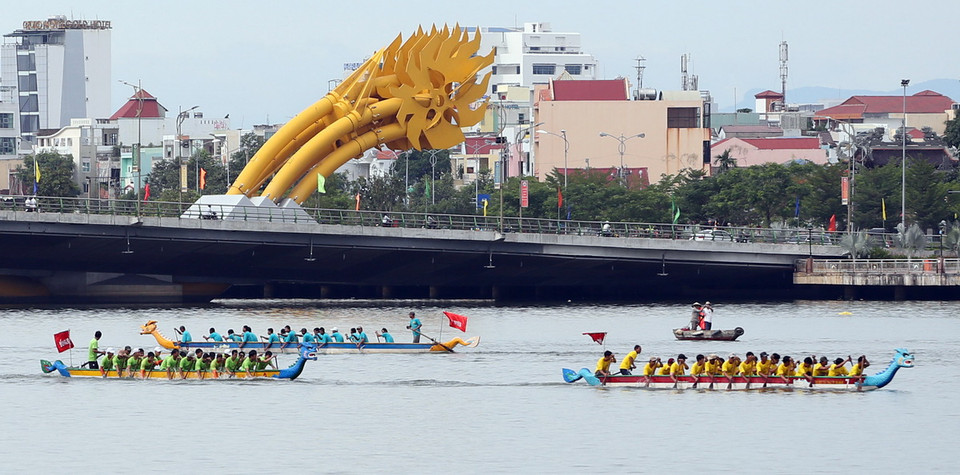  Giải đua thuyền truyền thống thành phố Đà Nẵng mở rộng – Cúp VTV Đà Nẵng năm 2015. (Ảnh: Trần Lê Lâm/TTXVN)