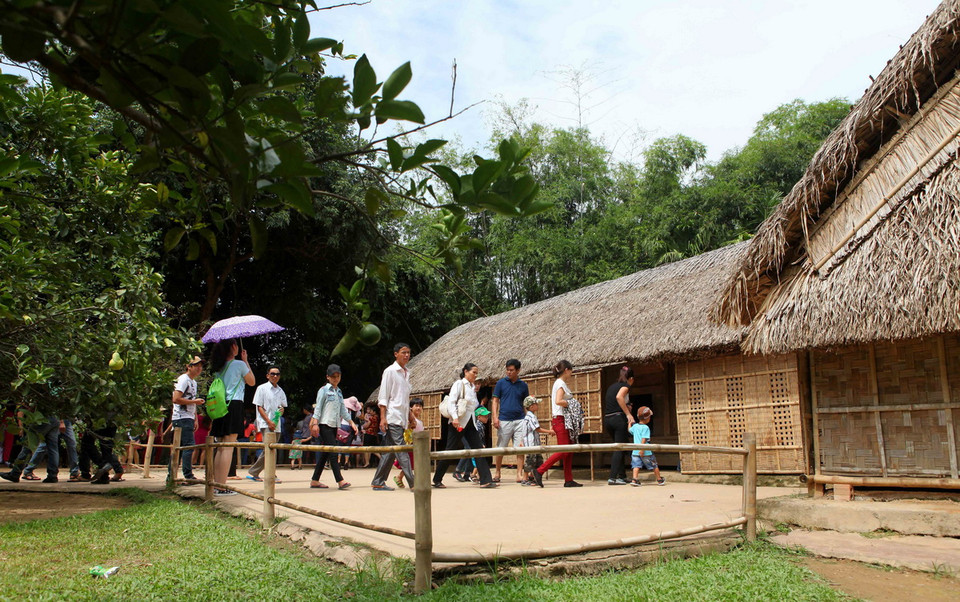 Nhân dân thăm quê ngoại của Bác Hồ (Nghệ An) trong ngày vui 70 năm Quốc khánh. (Ảnh: Thanh Tùng/TTXVN)