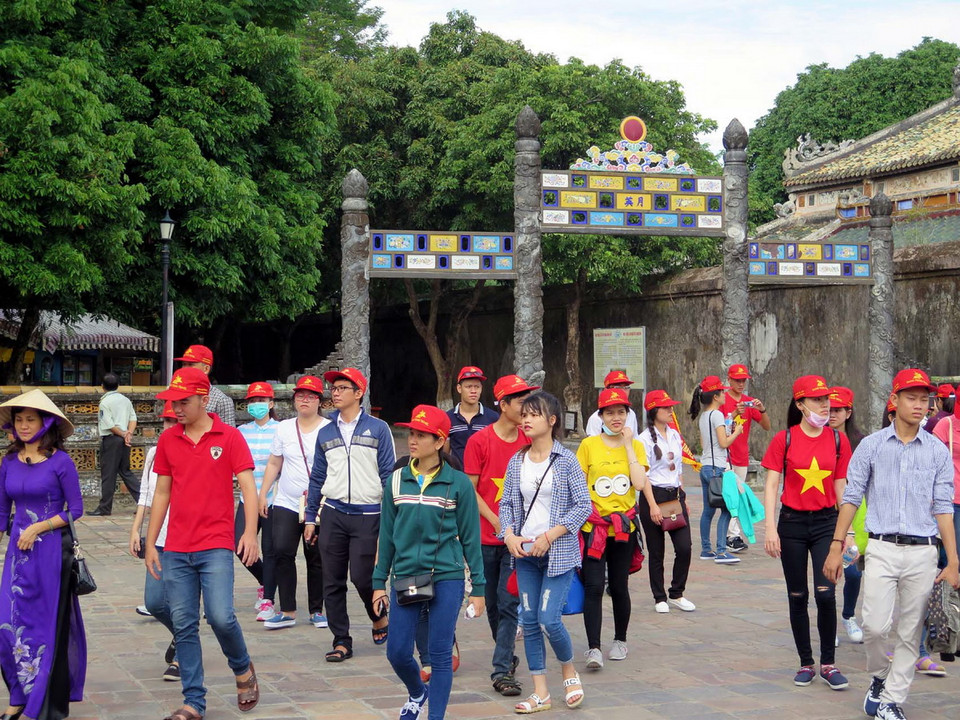  Khách du lịch tham quan Đại Nội Huế trong ngày đầu của "Tuần lễ Vàng du lịch tại Di sản Huế", đợt 3. (Ảnh: Quốc Việt/TTXVN)