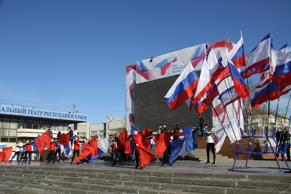 Tại quảng trường Lenin, thủ phủ Simferopol của bán đảo Crimea hàng nghìn người dân cùng với các nhà lãnh đạo đã kỷ niệm 1 năm ngày trưng cầu dân ý dẫn đến sáp nhập vào Nga. (Ảnh: Duy Trinh-Cao Cường)