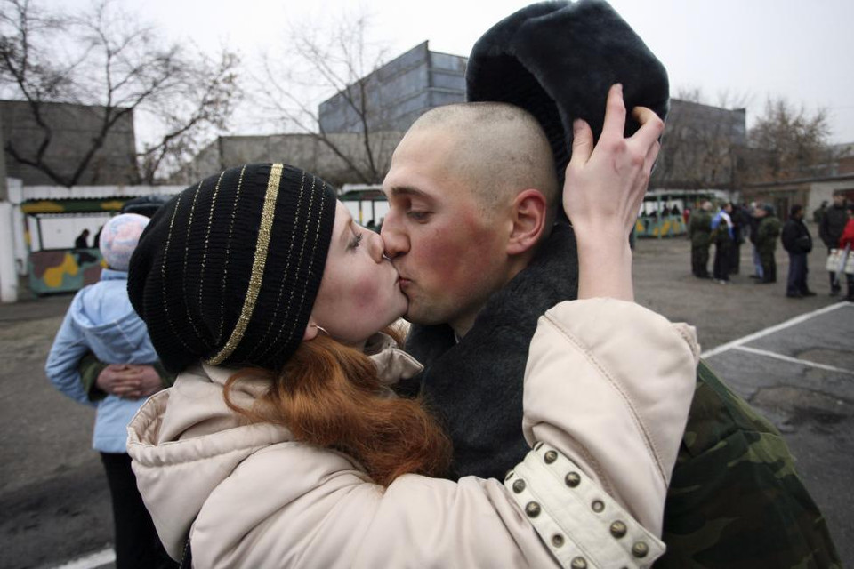 Nụ hôn tạm biệt người yêu của người lính trẻ. (Nguồn: Reuters)