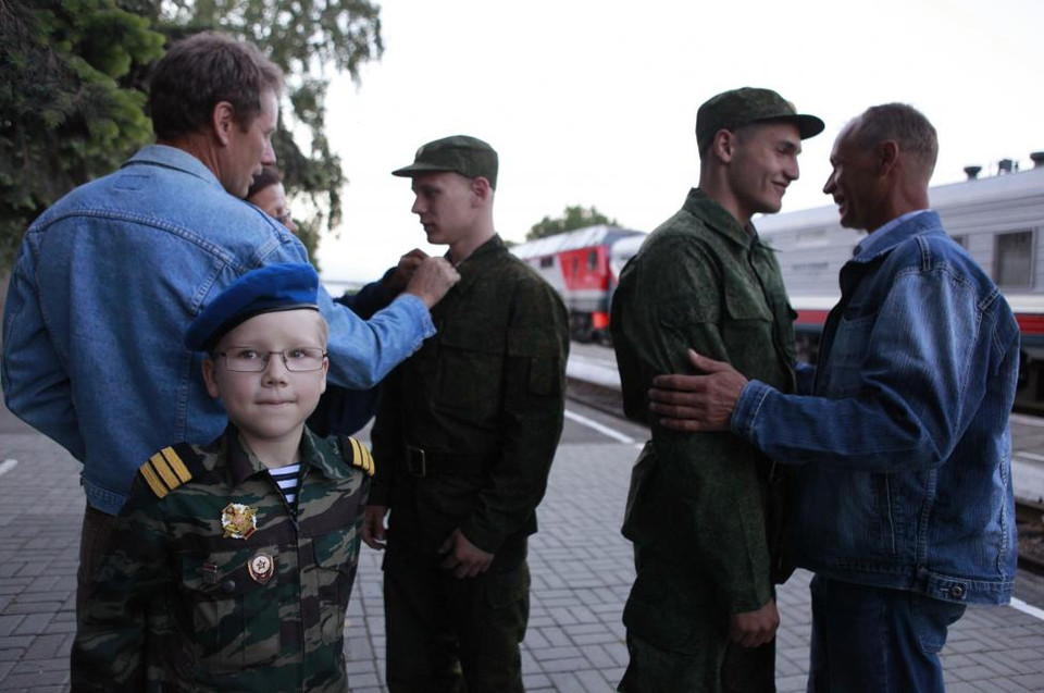 Thanh niên nhập ngũ tạm biệt người thân trước khi lên đường tới Moskva. (Nguồn: Reuters)