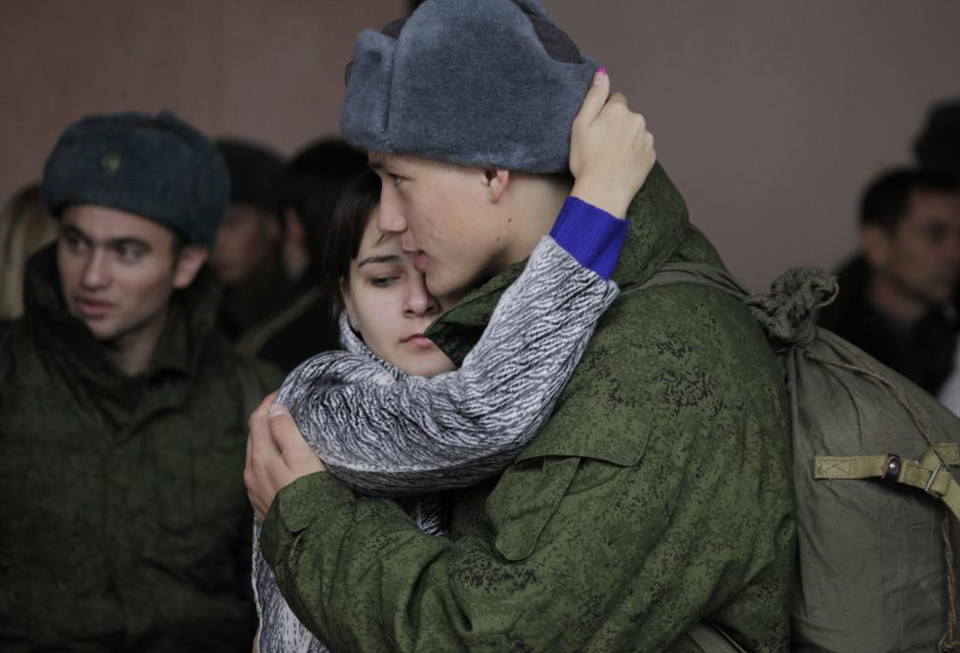 Tạm biệt người yêu trước khi lên đường nhập ngũ. (Nguồn: Reuters)
