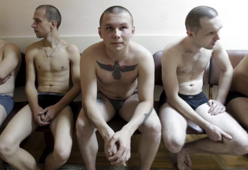 Thanh niên nhập ngũ Nga chờ đợi ngoài phòng kiểm tra y tế. (Nguồn: Reuters)