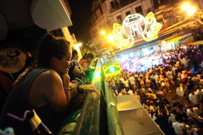 Nhiều du khách nước ngoài tỏ ra thích thú khi không gian đi bộ mở rộng đúng vào dịp họ có mặt tại Việt Nam. (Ảnh: Minh Đức)