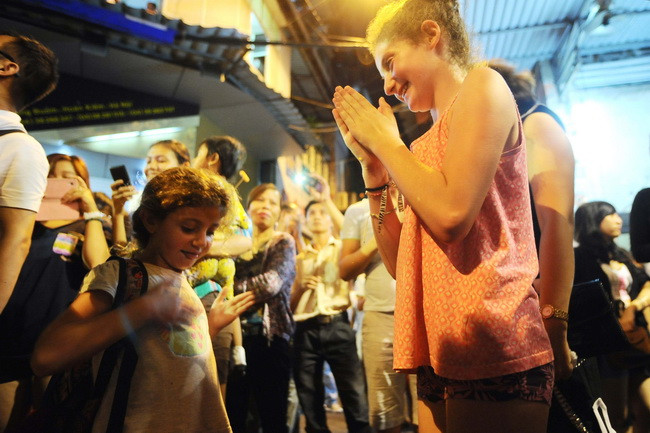  Du khách nước ngoài chung vui cùng người dân Hà Nội trên tuyến phố đi bộ.(Ảnh: Minh Đức)