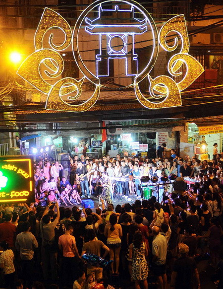 Các nghệ sĩ đường phố với một không gian biểu diễn được bố trí ngay tại ngã tư hè phố, thu hút sự chú ý của đông đảo người yêu nhạc.(Ảnh: Minh Đức)