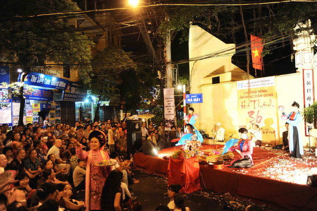  Tại khu vực di tích đặc biệt này, du khách còn được thưởng thức nhiều hoạt động biểu diễn nghệ thuật truyền thống như hát xẩm, chầu văn, ca trù. (Ảnh: Minh Đức/TTXVN)