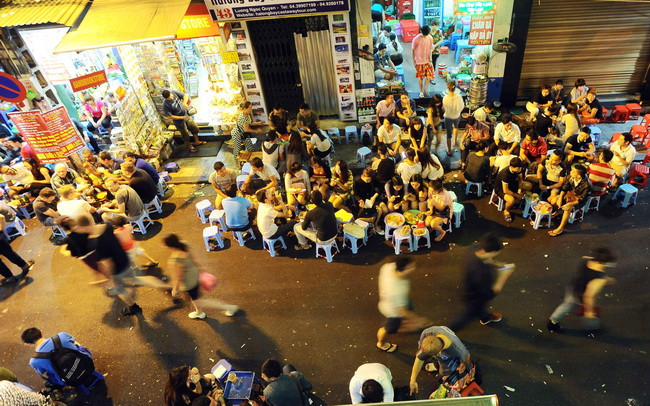 Các tuyến phố Hàng Buồm, Mã Mây, Đào Duy Từ, Hàng Giầy, Lương Ngọc Quyến, Tạ Hiện gắn kết với tuyến phố đi bộ cũ tạo thành một khu vực kinh doanh mang đậm chất phố cổ Hà Nội. (Ảnh: Minh Đức)