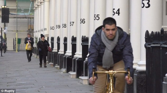 Chiếc xe đạp lăn bánh trên đường phố. (Ảnh: dailymail.co.uk)