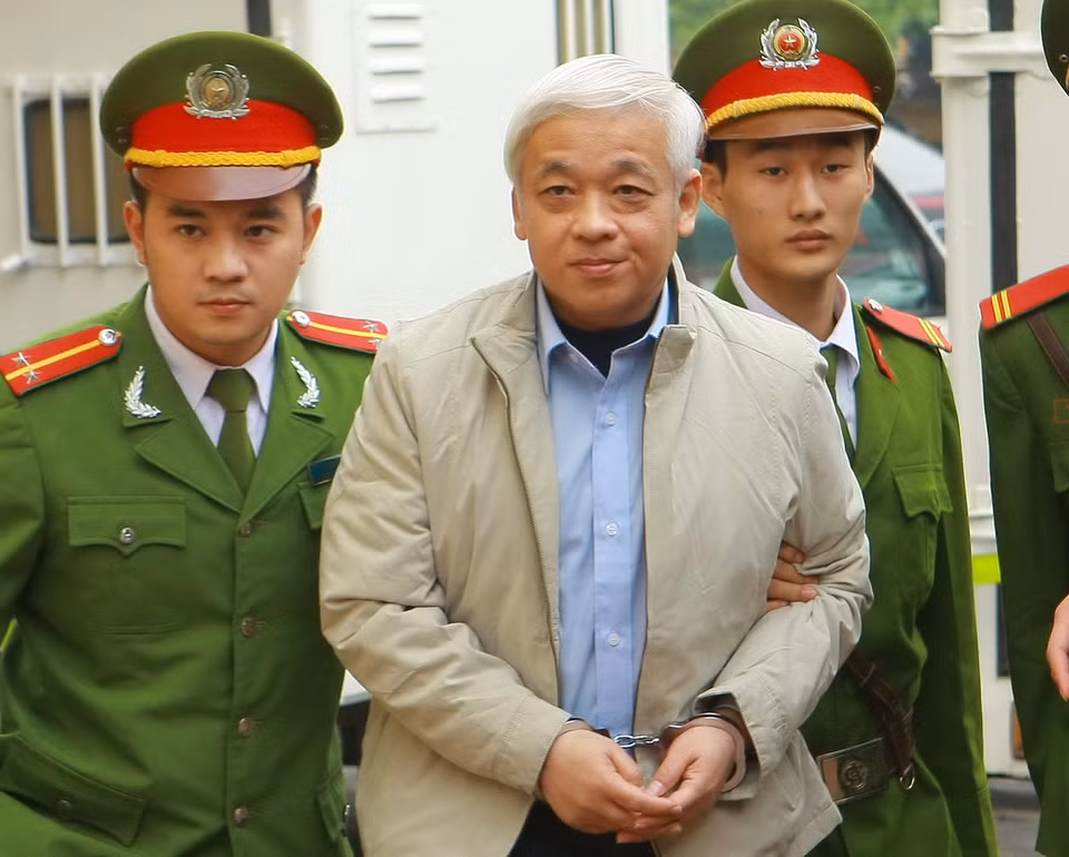 Hội đồng xét xử tuyên phạt Nguyễn Đức Kiên 30 năm tù và phạt hơn 75 tỷ về tội trốn thuế, phạt 100 triệu về hành vi lừa đảo, đồng thời cấm đảm nhiệm chức vụ liên quan đến hoạt động ngân hàng trong vòng 5 năm sau khi mãn hạn tù. (Ảnh: Doãn Tấn/TTXVN)