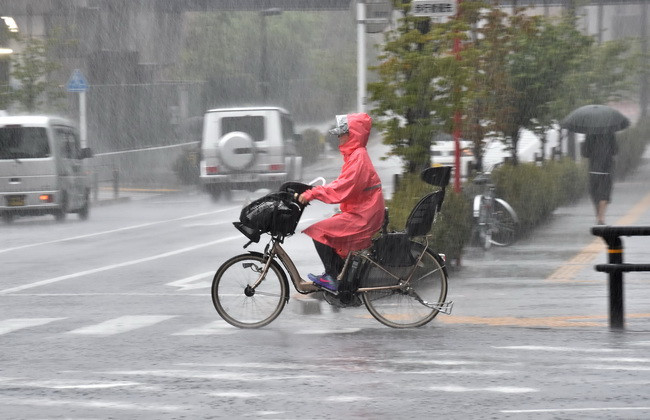 Mưa lớn do bão Phanfone tại Tokyo ngày 6/10 (Ảnh: AFP/TTXVN)