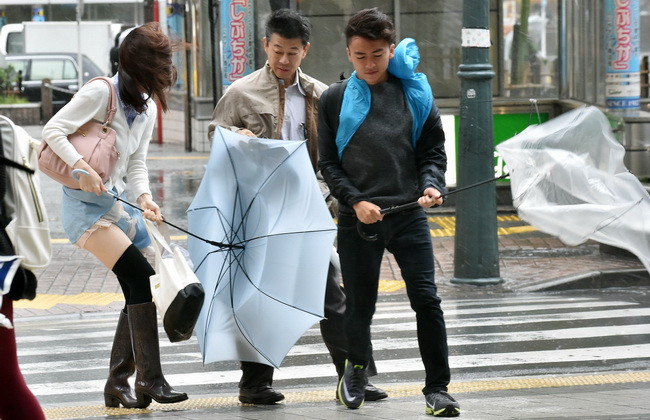 Mưa to, gió lớn do bão Phanfone tại Tokyo ngày 6/10. (Ảnh: AFP/TTXVN)