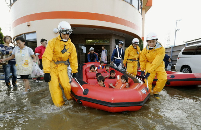 Nhân viên cứu hỏa sơ tán người dân khỏi các khu vực ngập lụt sau khi bão Phanfone tràn qua Kanagawa . (Ảnh: Kyodo/TTXVN)
