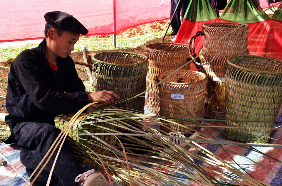 Trình diễn nghề đan Quẩy tấu. (Ảnh: Thanh Hà/TTXVN)