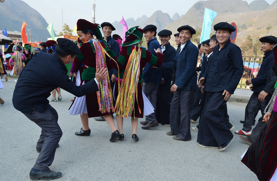 Tái hiện hội Vỗ mông. (Ảnh: Thanh Hà/TTXVN)