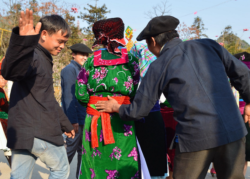 Tái hiện hội Vỗ mông. (Ảnh: Thanh Hà/TTXVN)