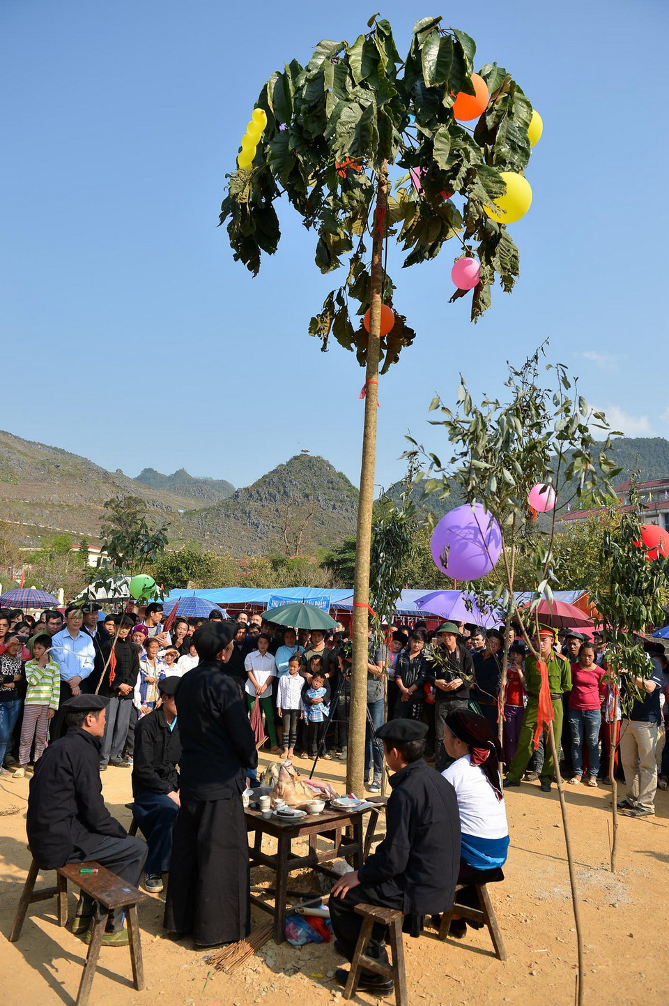 Tái hiện nghi lễ trong Lễ hội Gầu tào. (Ảnh: Thanh Hà/TTXVN)