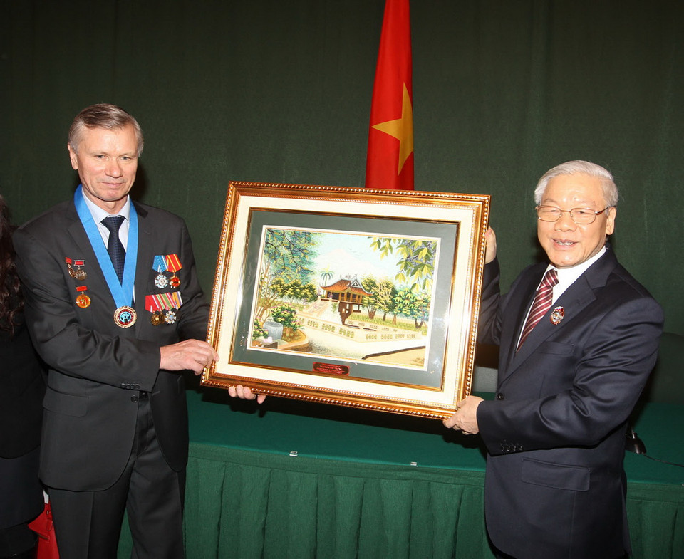 Tổng Bí thư Nguyễn Phú Trọng tặng bức ảnh cho Hội hữu nghị Nga - Việt. (Ảnh: Trí Dũng) 