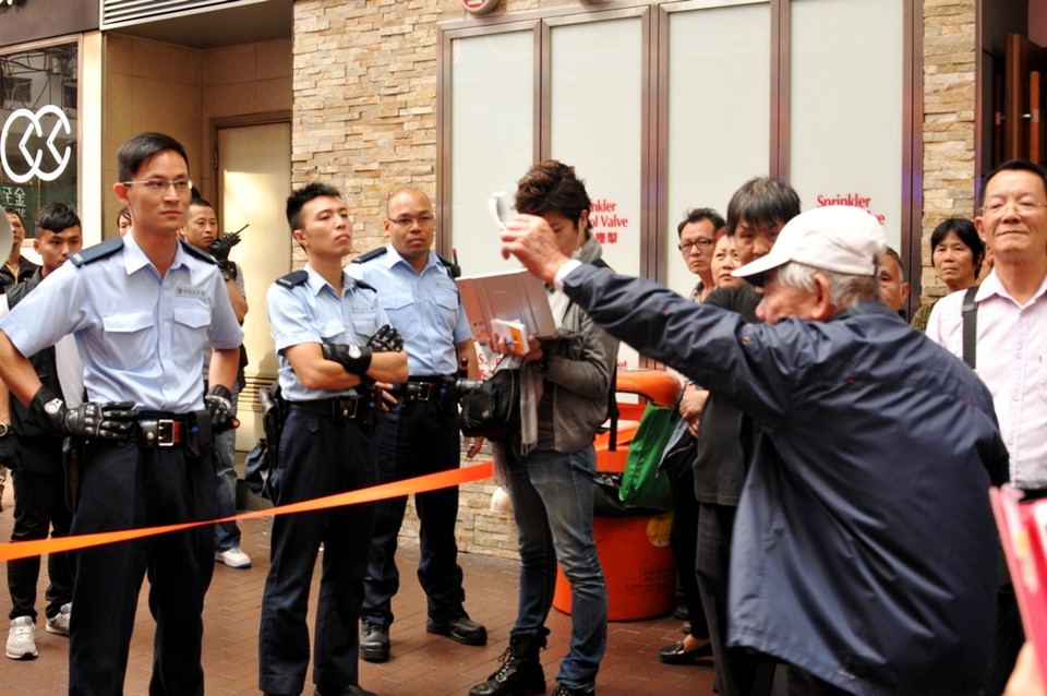 Một người đàn ông phản đối hành động của cảnh sát.