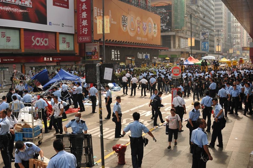 Rất đông cảnh sát được huy động.