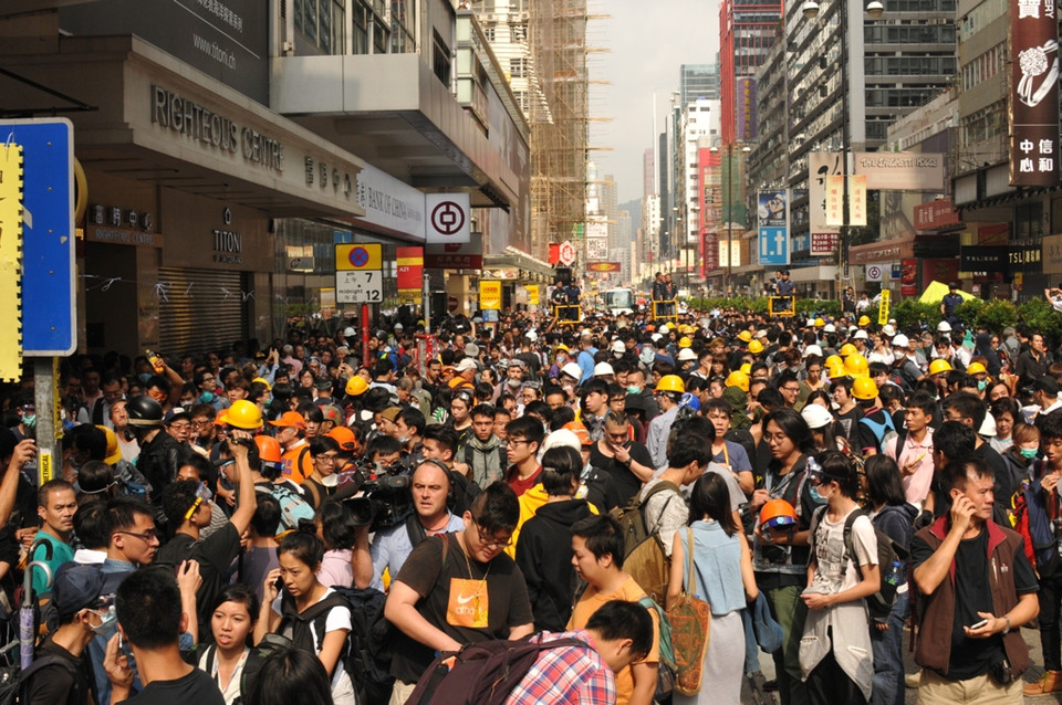 Người biểu tình bị dồn về phía ngã tư Dundas-Nathan.