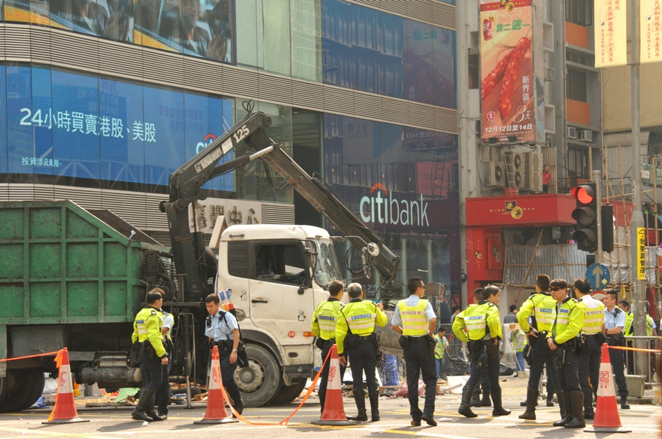 Cảnh sát thiết lập vành đai bảo vệ.