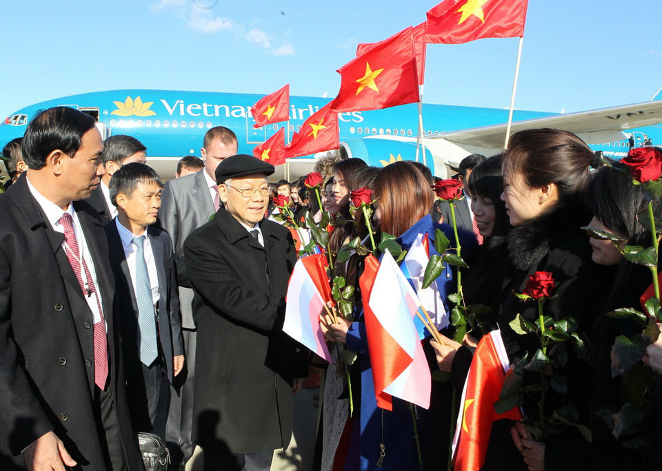 Đông đảo cộng đồng người Việt Nam đón Tổng Bí thư Nguyễn Phú Trọng tại Sân bay Adler, thành phố Sochi. (Ảnh: Trí Dũng) 
