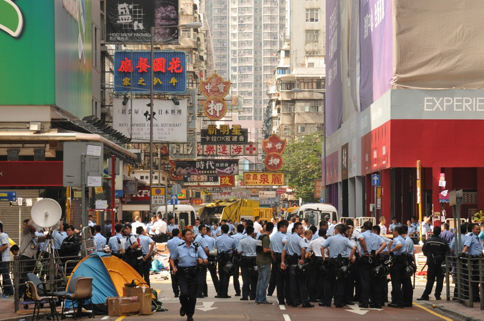 Cảnh sát đứng canh gác trên đường Nathan.