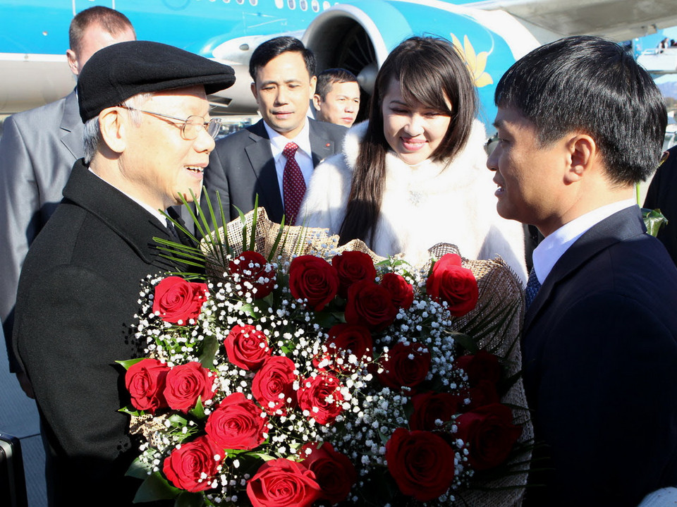 Thị trưởng thành phố Sochi Anatoliy Pakhomov và một số quan chức thành phố cùng Chủ tịch Hội người Việt và đại diện cộng đồng người Việt Nam đón Tổng Bí thư Nguyễn Phú Trọng tại Sân bay Adler, thành phố Sochi. (Ảnh: Trí Dũng) 