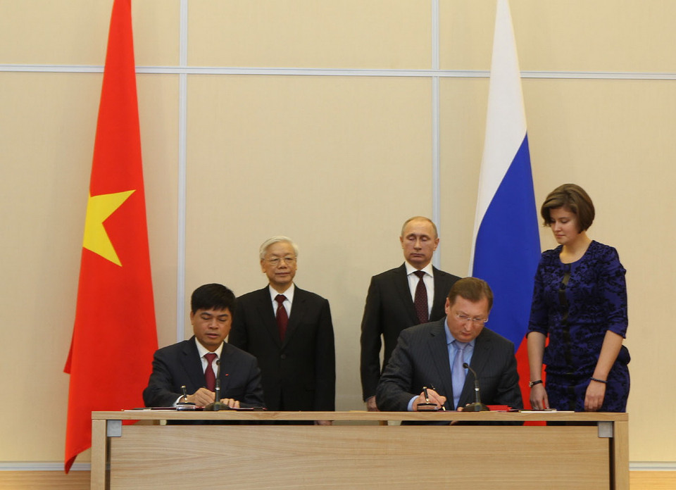 Chủ tịch kiêm Tổng Giám đốc Tập đoàn Dầu khí Quốc gia Việt Nam Nguyễn Xuân Sơn và Tổng Giám đốc Công ty Zarubezhneft S.I. Kudzyashov ký Bản Ghi nhớ về tiếp tục hợp tác chiến lược giữa Petrovietnam và Zarubezhneft. (Ảnh: Trí Dũng) 