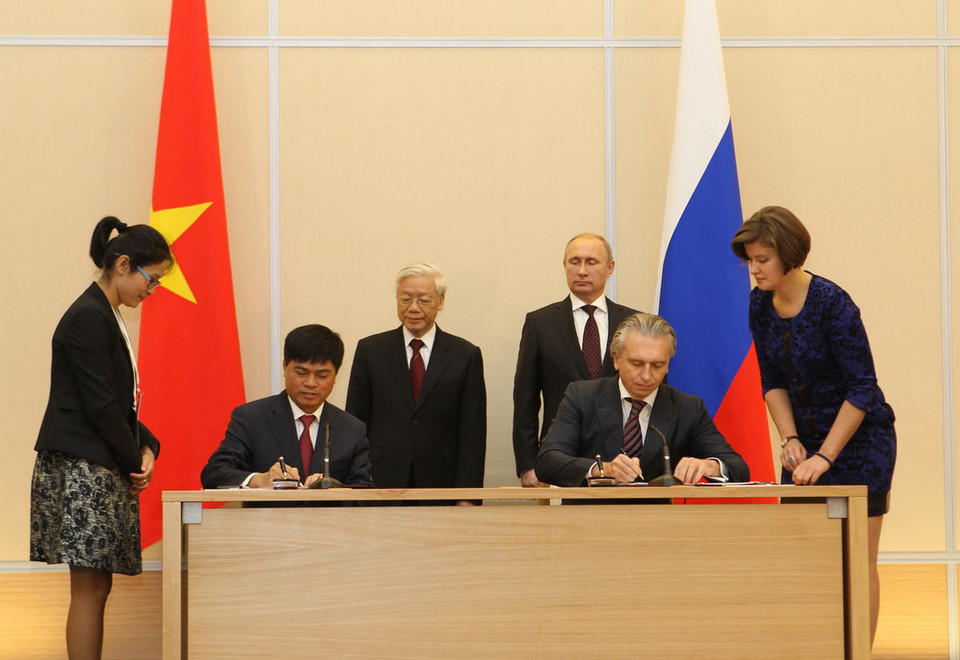  Chủ tịch kiêm Tổng Giám đốc Tập đoàn Dầu khí Quốc gia Việt Nam Nguyễn Xuân Sơn và Tổng Giám đốc Công ty Gazprom Neft A.V.Dyukov ký Thỏa thuận cung cấp dầu thô dài hạn giữa Petrovietnam và Gazprom Neft. (Ảnh: Trí Dũng) 