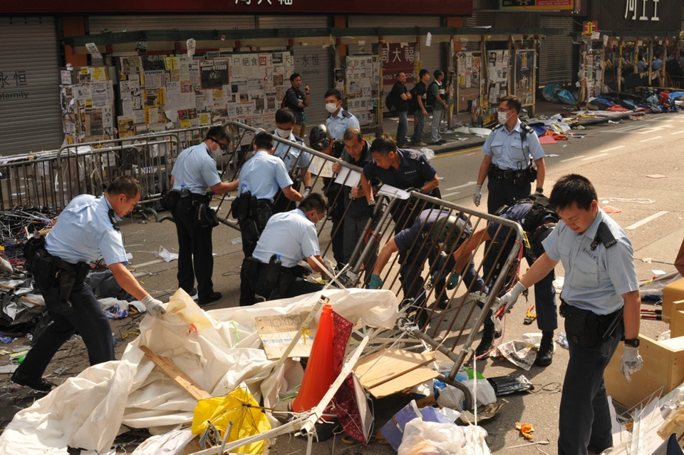 Rào chắn của người biểu tình bị dẹp bỏ.